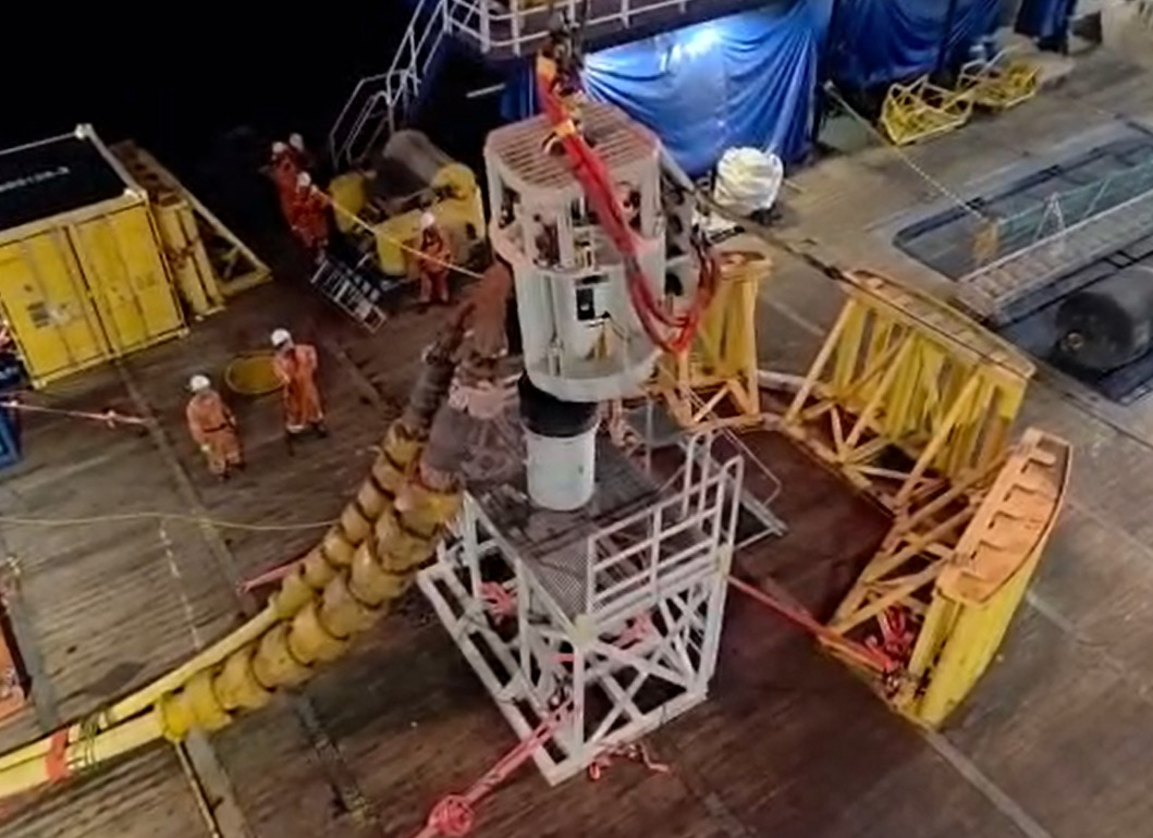 Equipe offshore recuperando uma drag chain no convés durante a campanha de descomissionamento BJSA.